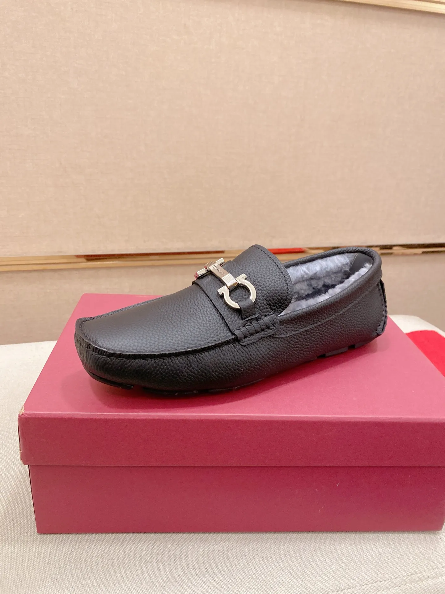 Factory price: 540💰High-end quality! Ferragamo🆕🆕Exclusive hot-selling products in stock🔥🔥New products on the shelves, high-quality Ferragamo men's pea shoes, high-end casual driving shoes, with complete packaging! 💪 💪 Material: imported first-layer cowhide 🐂 + imported high-quality wool lining + wear-resistant outsole 👍🏻👍🏻 Features: high-end and comfortable, purely handmade 🚀 🚀 Create the perfect shoes that suit you best 🔥 🔥 Size: (38-44) 45 standard size can be customized!